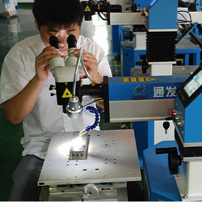 針對稍大模具，可轉向觀察操作